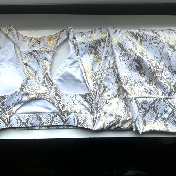 Fabletics Set: Legging + Sports Bra | White with Gold Foil - Picture 4 of 6